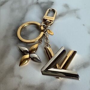 Authentic Louis Vuitton Twist Bag
Charm Luxury Keychain only